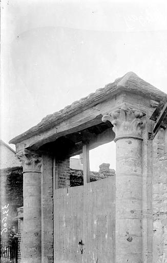 Colonnes et chapiteaux provenant de l'abbaye de Bonport réemployés dans un portail (commune d'Alizay)