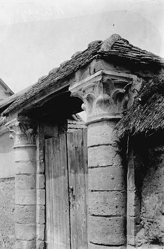 Colonnes et chapiteaux provenant de l'abbaye de Bonport réemployés dans un portail (commune d'Alizay)