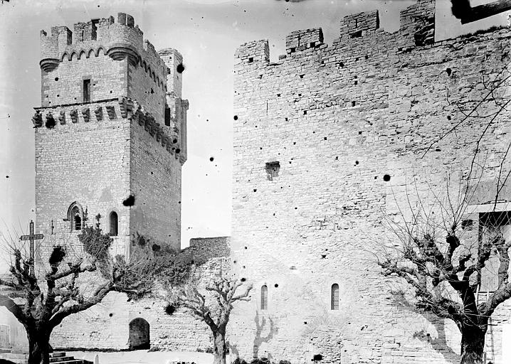 Tour fortifiée et pan de mur d'enceinte