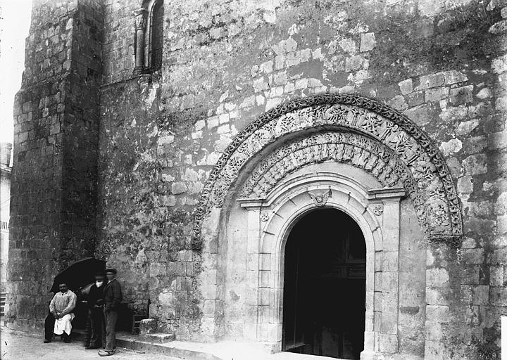 Flanc droit: portail