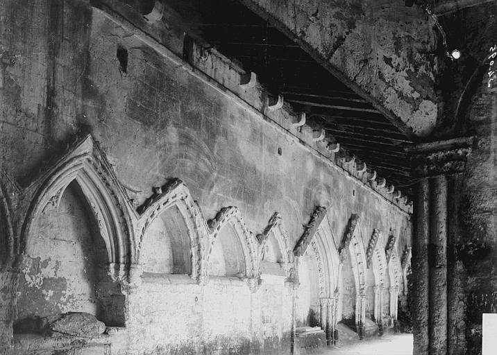 Enfeus dans le cloître : vue perspective