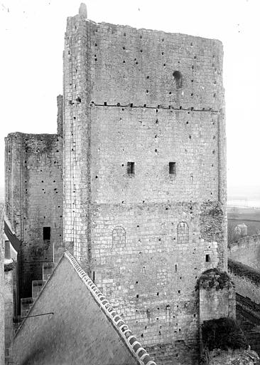 Vieux Château : Petit donjon et grand donjon, côté ouest