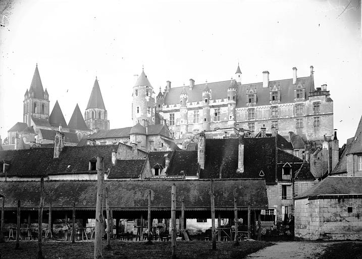 Vue générale prise de l'est : Eglise et Logis Royal