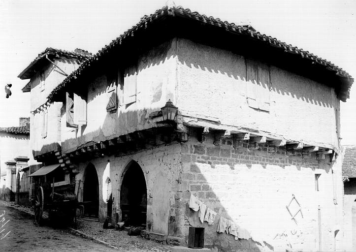 Maison adossée au chevet de l’église