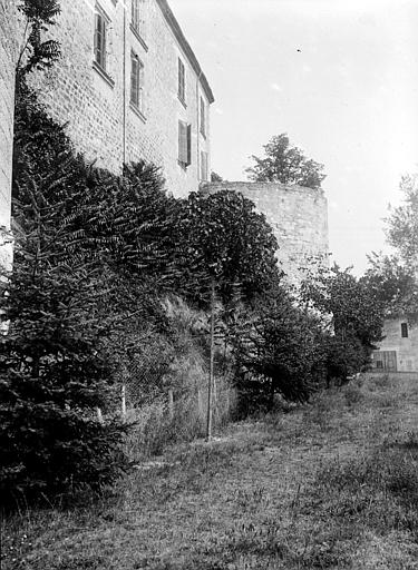 Ancienne tour ronde et façade