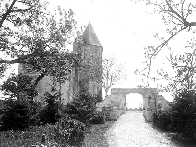 Tour hexagonale et porche d'entrée