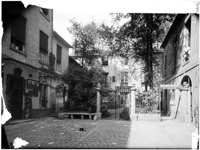 Vue de la cour et du jardin