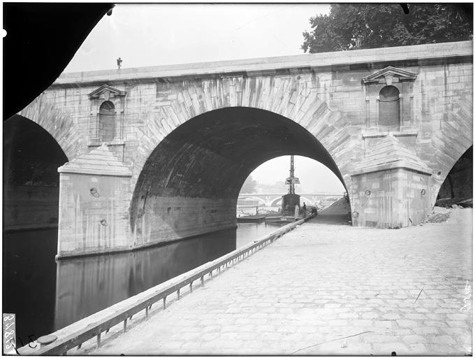 Vue des arches et du quai