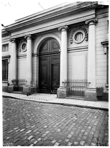 Façade sur rue, portail