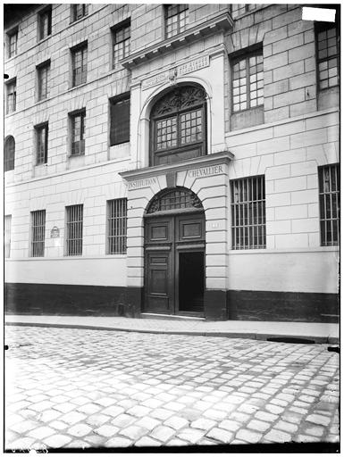 Façade sur rue, portail