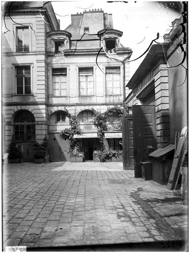 Vue de la cour et du portail