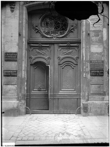 Façade sur rue, portail