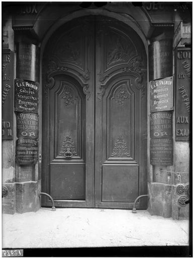 Façade sur rue, portail