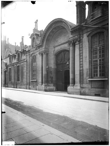 Façade sur rue, portail