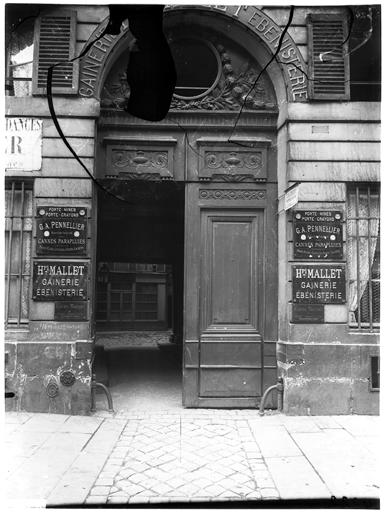 Façade sur rue, portail