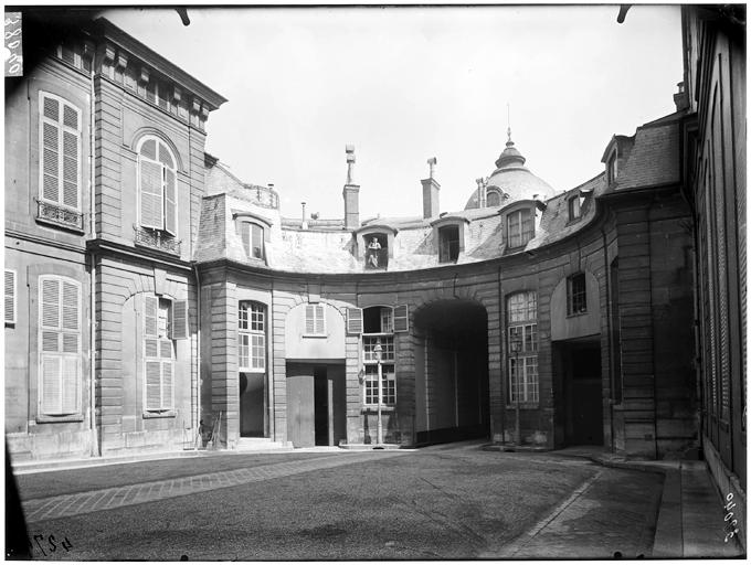 Vue de la cour et du portail