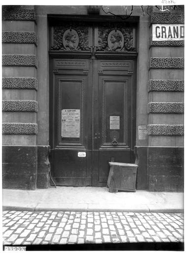 Façade sur rue, portail