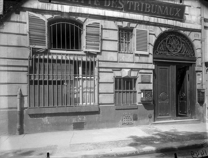 Façade sur rue, portail