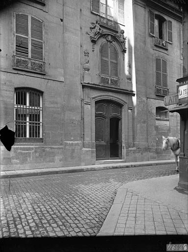 Presbytère Saint-Merri et hôtel de Suger : vue générale sur rue