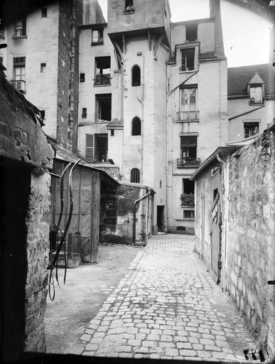 Vue de la cour et de la tour