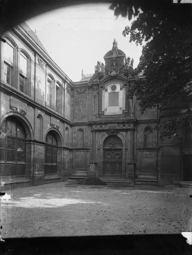 Oratoire de Marie de Médicis : portail de la façade principale