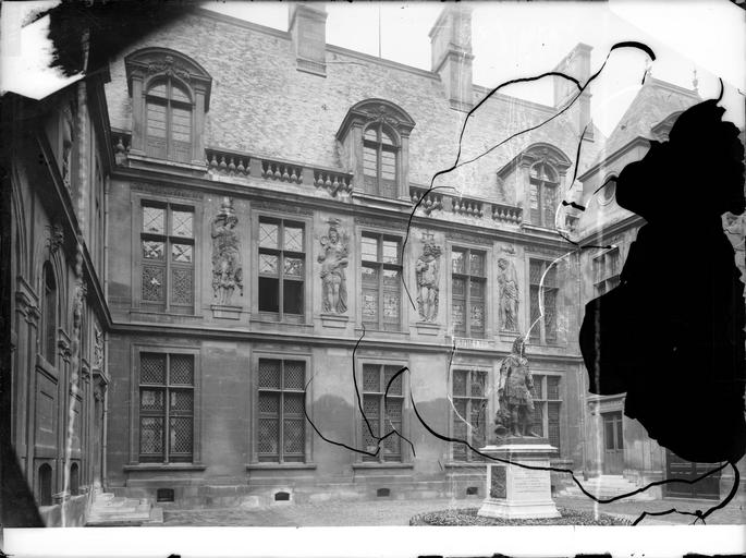 Façade sur cour et statue de Louis XIV