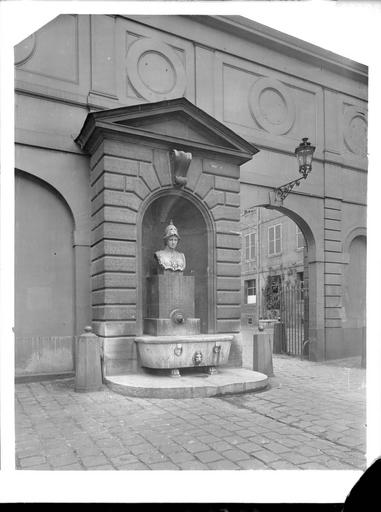 Vue de la cour et de la fontaine