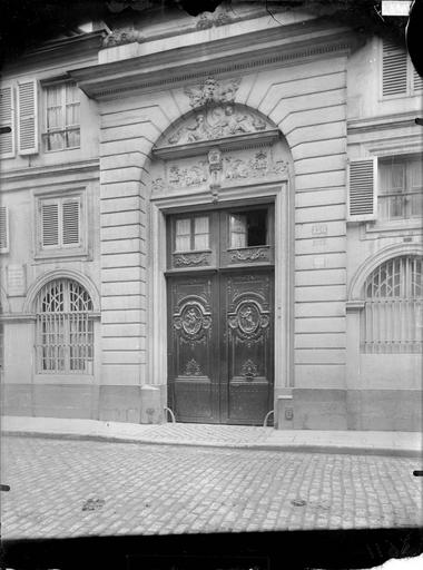 Façade sur rue, portail