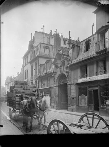 Façade sur rue, portail