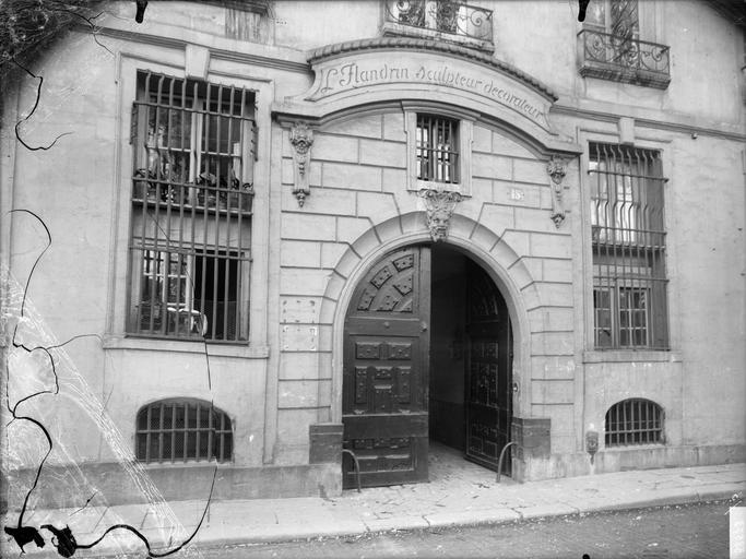 Façade sur rue, portail