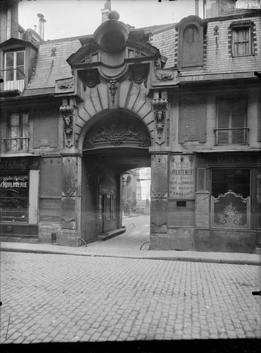 Façade sur rue, portail