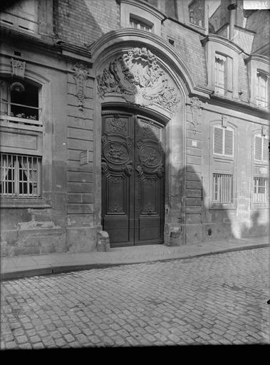 Façade sur rue, portail