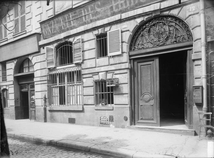 Façade sur rue, portail