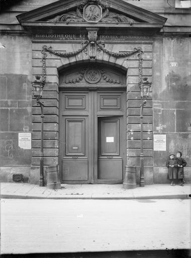 Façade sur rue, portail