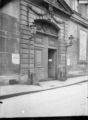 Façade sur rue, portail