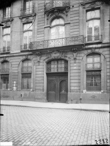 Façade sur rue, portail