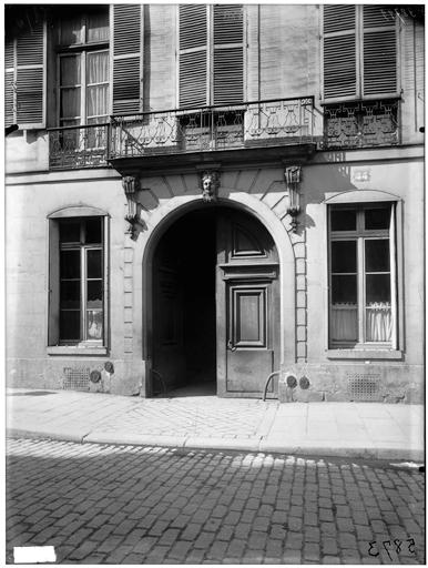 Façade sur rue, portail