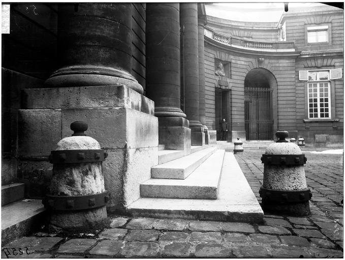 Vue de l'escalier sur cour