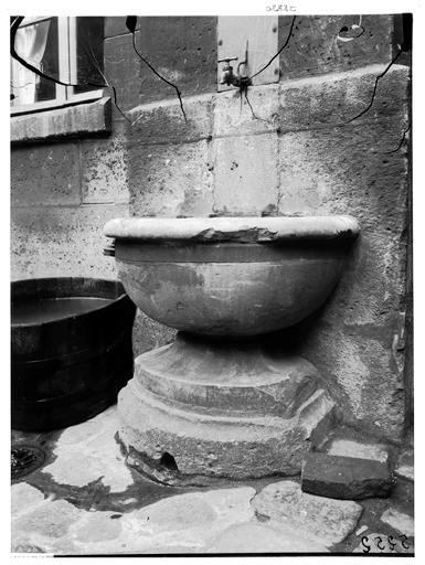 Vue de la cour et de la fontaine