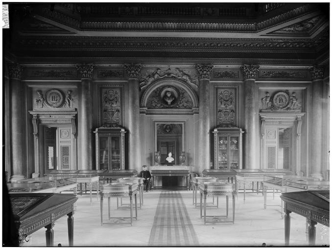 Intérieur, vitrine de la salle d'exposition