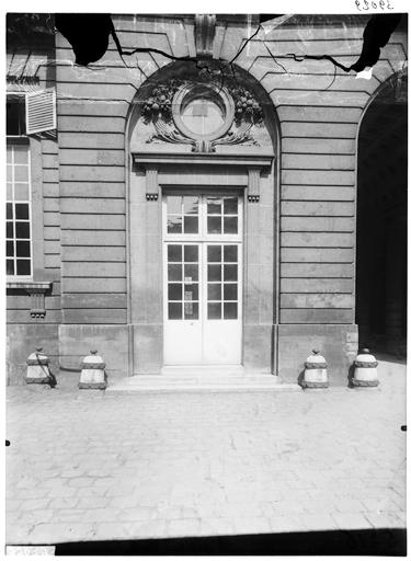 Vue de la cour et de la porte