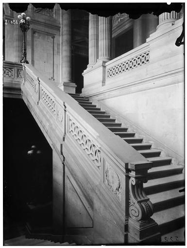 Intérieur, départ de rampe d'escalier