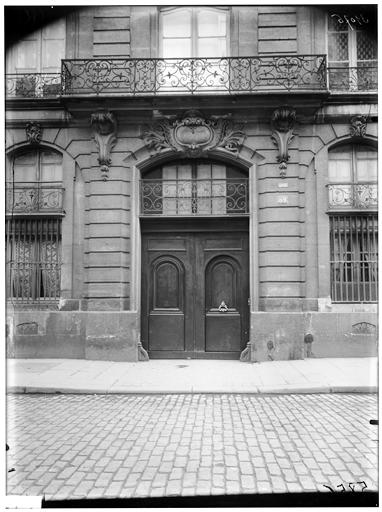 Façade sur rue, portail