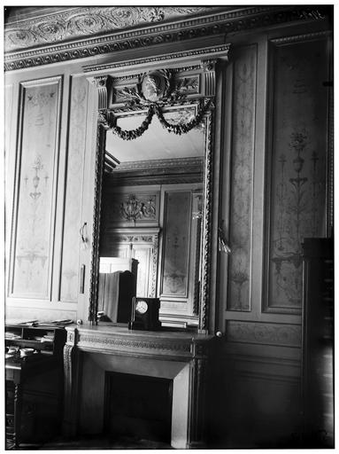 Cheminée et miroir