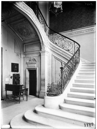 Vestibule et départ de rampe d'escalier