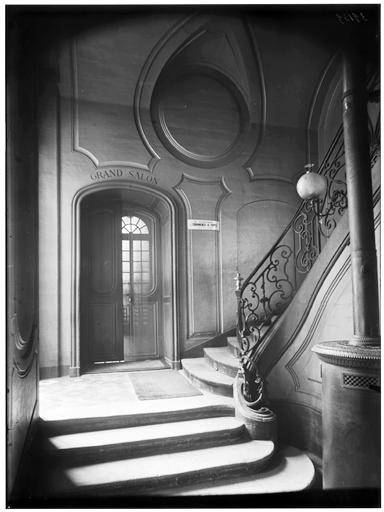 Vestibule et départ de rampe d'escalier