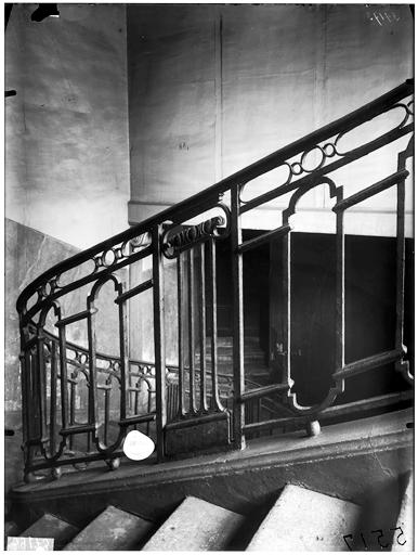 Intérieur, départ de rampe d'escalier en fer