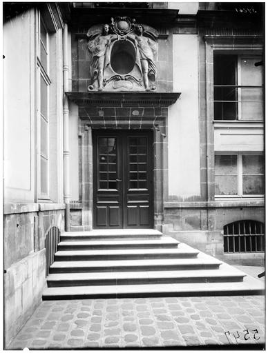 Vue de la cour et de la porte