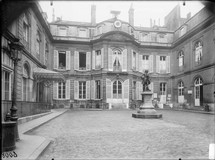 Façade sur cour, statue de Voltaire