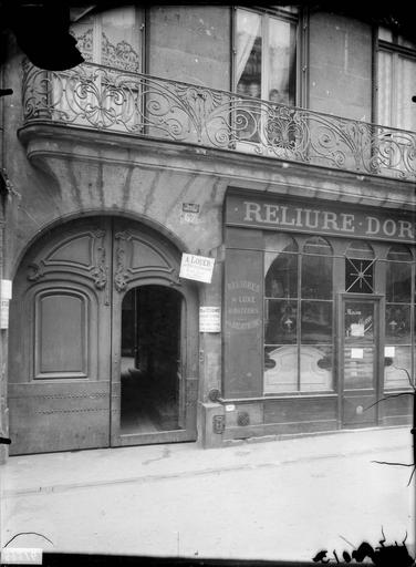 Façade sur rue, vue de la devanture